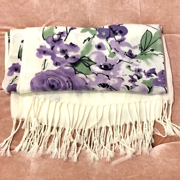 SHAWL/SCARF white with floral design extra long and fringed size 27 x 69 NWOT - Picture 10 of 13